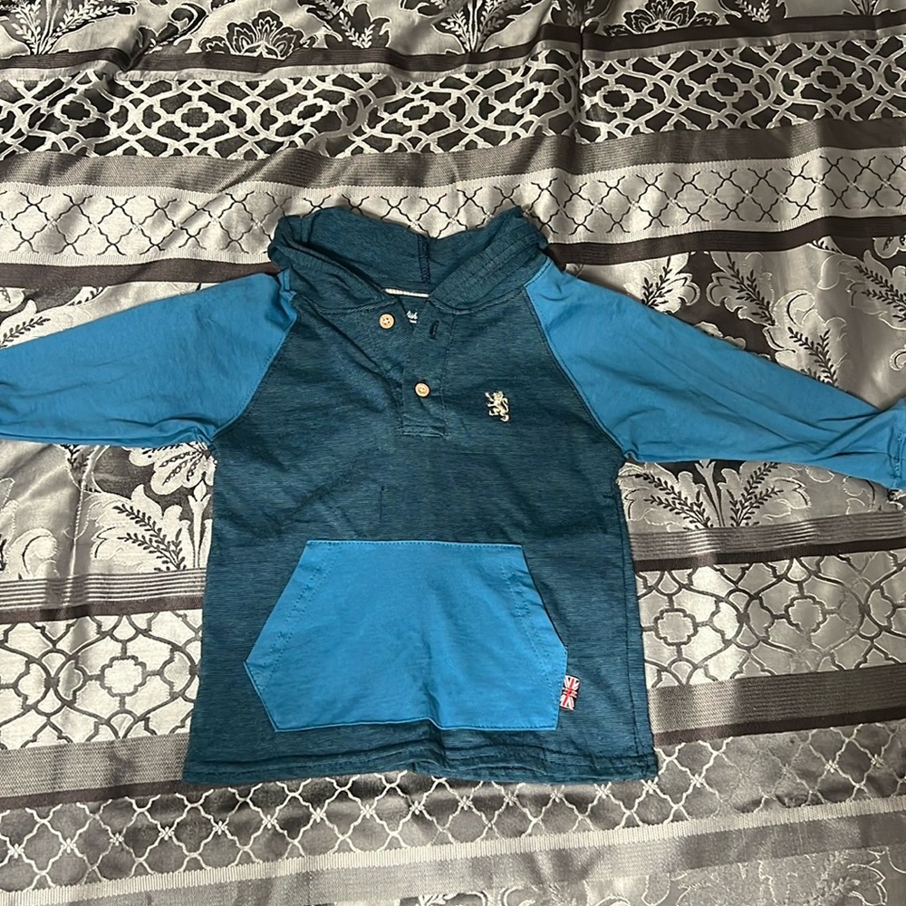 Boys T-shirt Hoodie from English Laundry. Normal used condition. Size is 3T